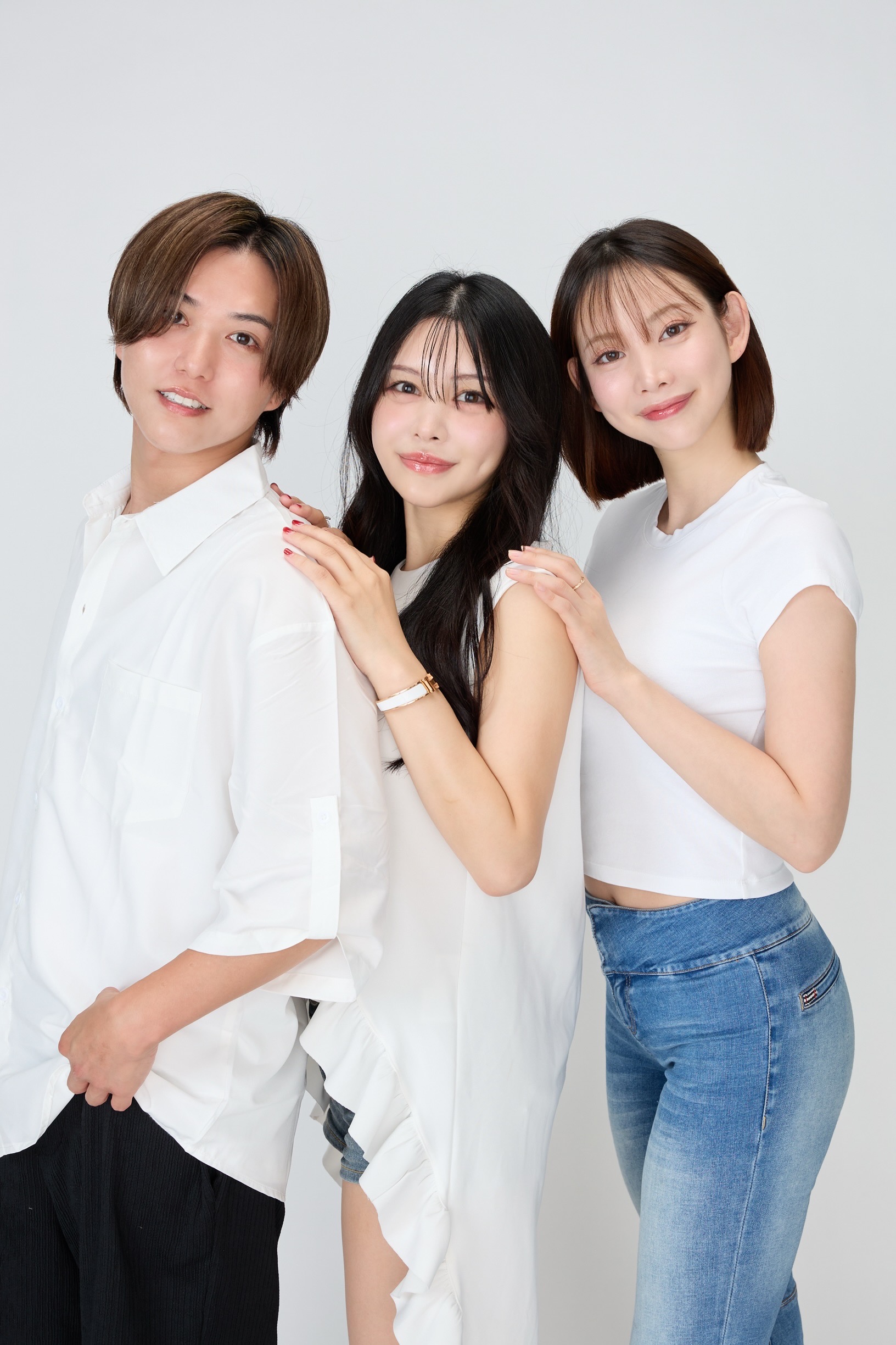 白い服で並ぶ3人